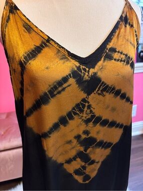 Black & Gold Tie-Dye V-Neck Midi Dress Medium